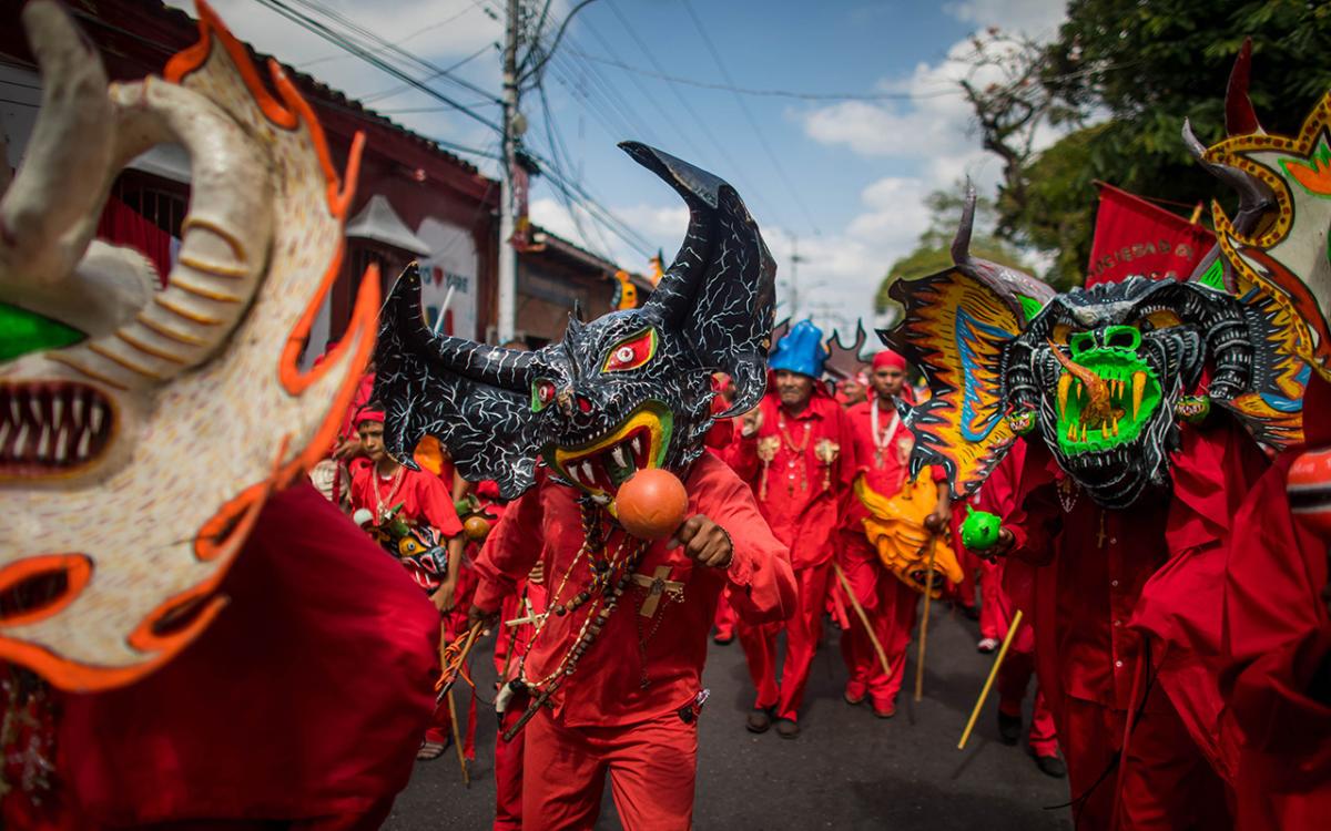 Paholaisiksi pukeutuneita seurakuntalaisia Kristuksen ruumiin juhlan (Corpus Christi) kulkueessa Venezuelassa toukokuun lopussa 2018. Katolisessa kirkossa Kristuksen ruumiin juhlaan kuuluvat kulkueet, joiden kärjessä kuljetetaan siunattua ehtoollisleipää, meidän puolestamme annettua Kristuksen ruumista.